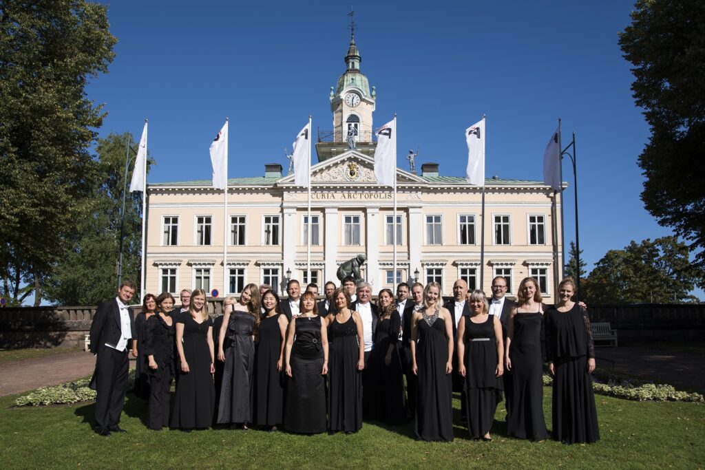 Pori Sinfonietta kuvattuna kesällä raatihuoneen puistossa raatihuoneen edessä.