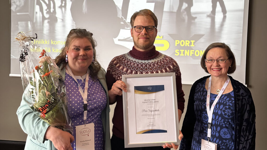 Palkinnon vastaanottivat Pori Sinfoniettan tuottaja-tiedottaja Henrika Bäcklund, patarumpujen äänenjohtaja Mads Büchert ja intendentti Leena Harmaala.