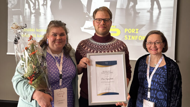 Palkinnon vastaanottivat Pori Sinfoniettan tuottaja-tiedottaja Henrika Bäcklund, patarumpujen äänenjohtaja Mads Büchert ja intendentti Leena Harmaala.