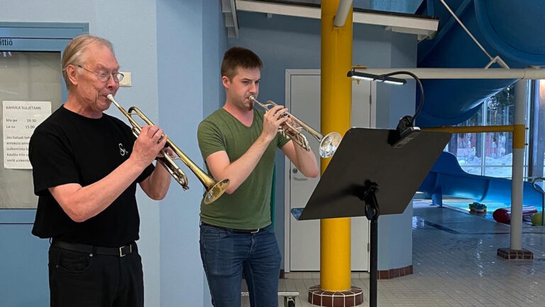 Pori Sinfoniettan trumpettiduo Jorma Nurminen ja Otto Korhonen esiintymässä Ulvilan Kaskelotissa.