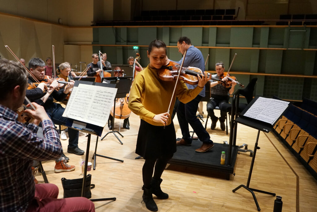 Hiyoli Togawa ja Tibor Bogányi sekä Pori Sinfonietta Viola virtuosa -konserttiharjoituksissa Promenadisalissa.