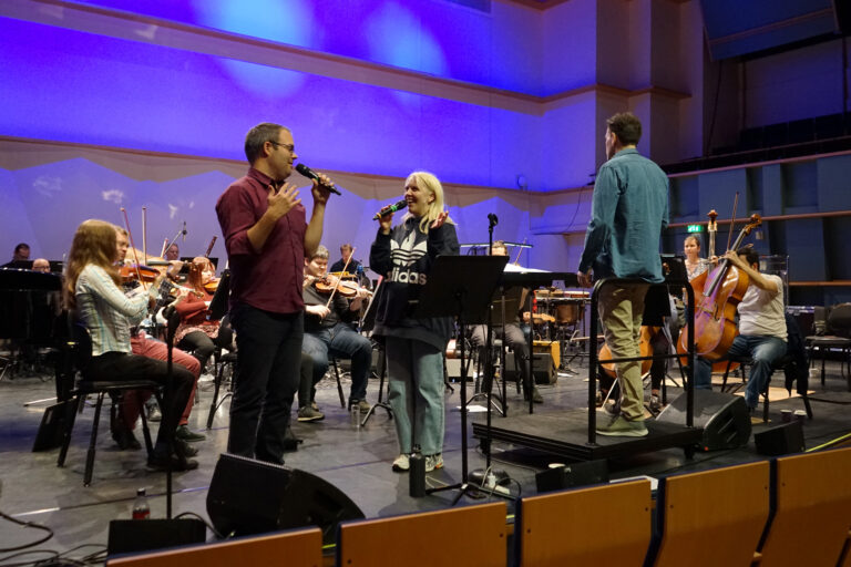 Pori Sinfoniettan vappukonsertin harjoituksissa Mikael Konttinen, Heini Ikonen ja Heikki Elo.