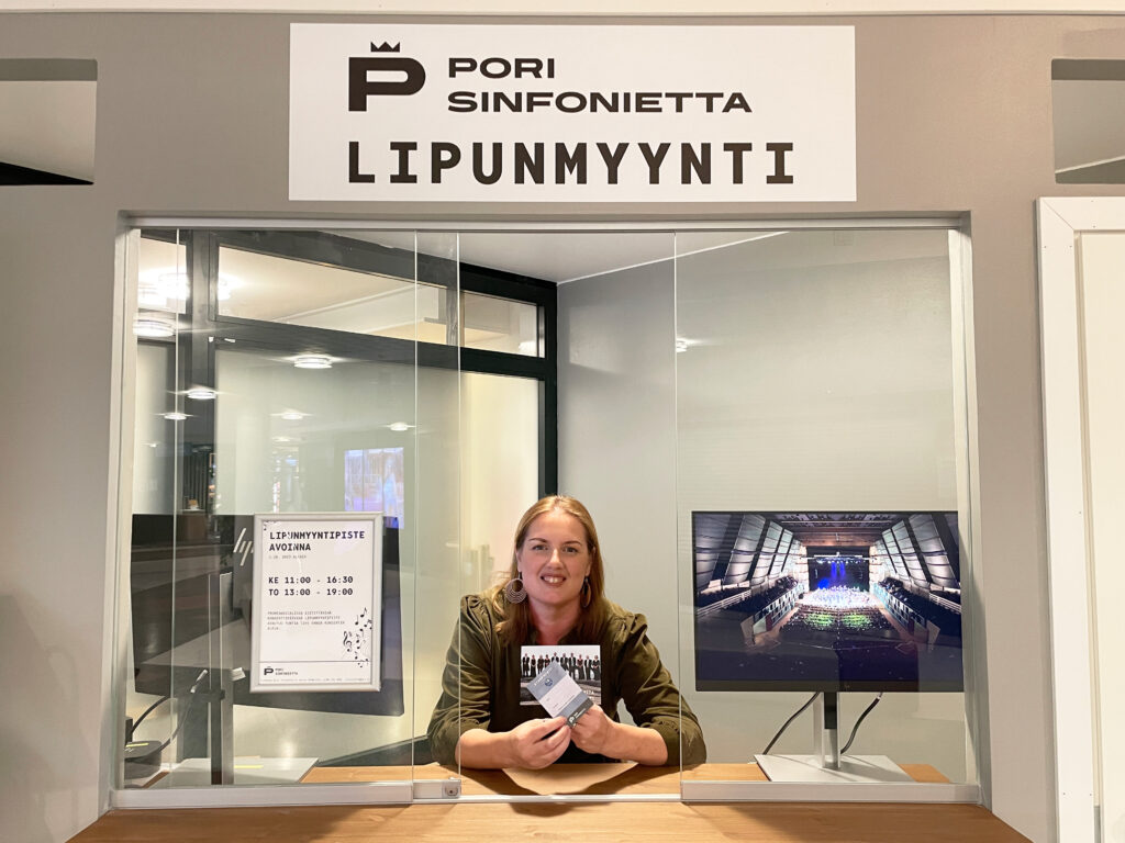 Porin kaupungin tapahtuma ja tuotantokoordinaattori Säde Toivonen toivottaa kaikki tervetulleeksi myyntipisteelle.