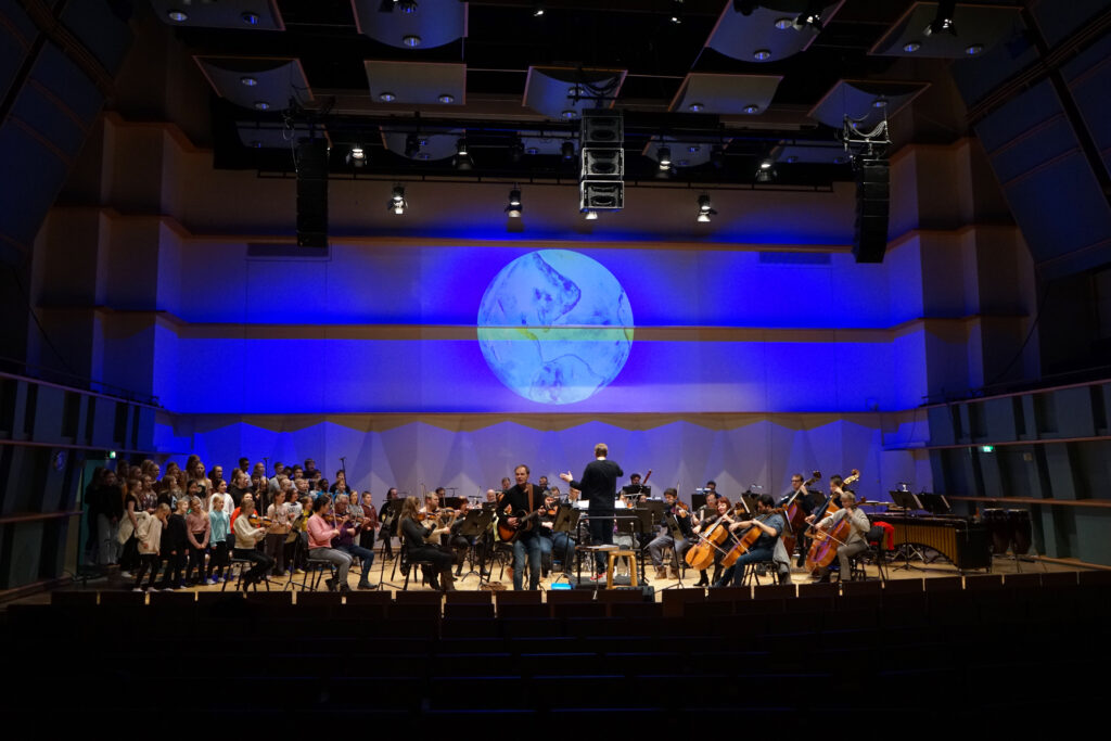 Sininen pallo -konsertin harjoitus.