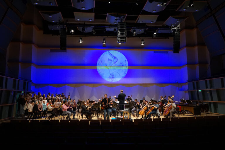 Sininen pallo -konsertin harjoitus.