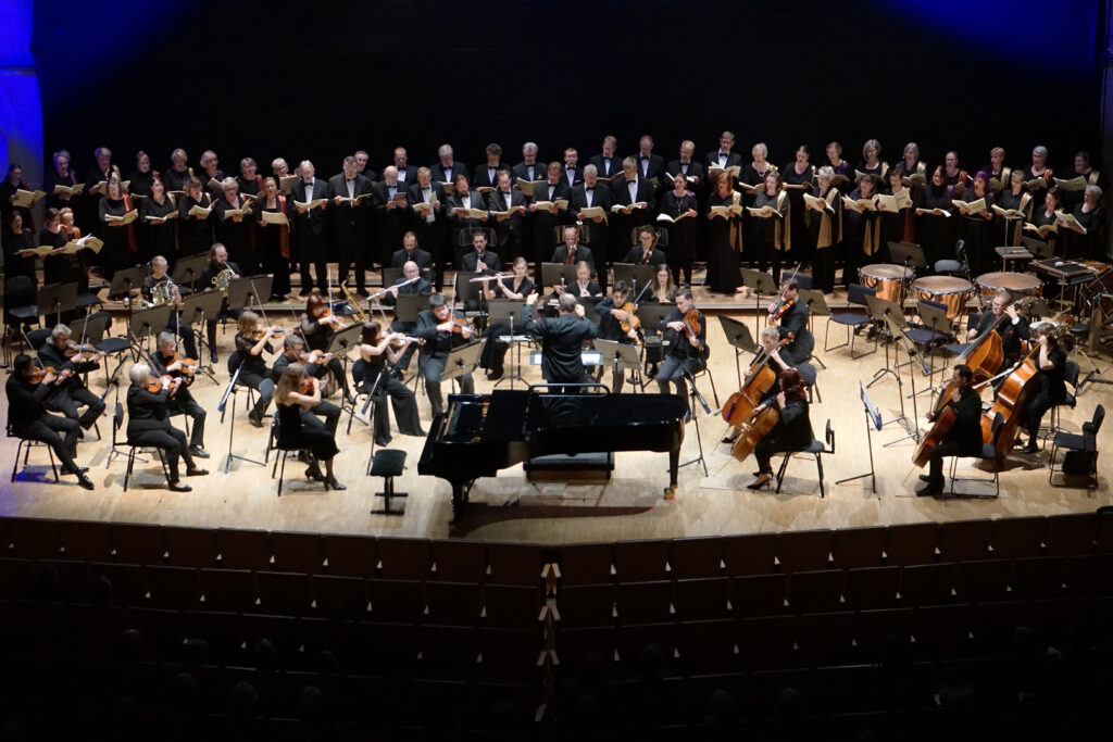 Pori Sinfonietta ja Porin filharmoninen kuoro Promenadisalissa Tibor Bogányin johdolla.