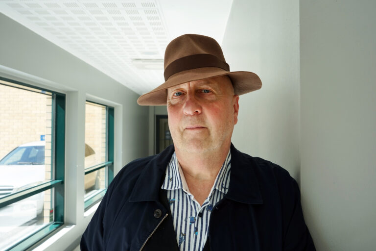 Jukka-Pekka Lehto Promenadikeskuksen käytävällä kuvattuna.